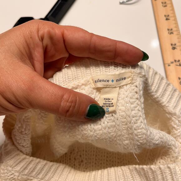 Silence + Noise Off White Pullover Cropped Sweater Size Small - Picture 3 of 6